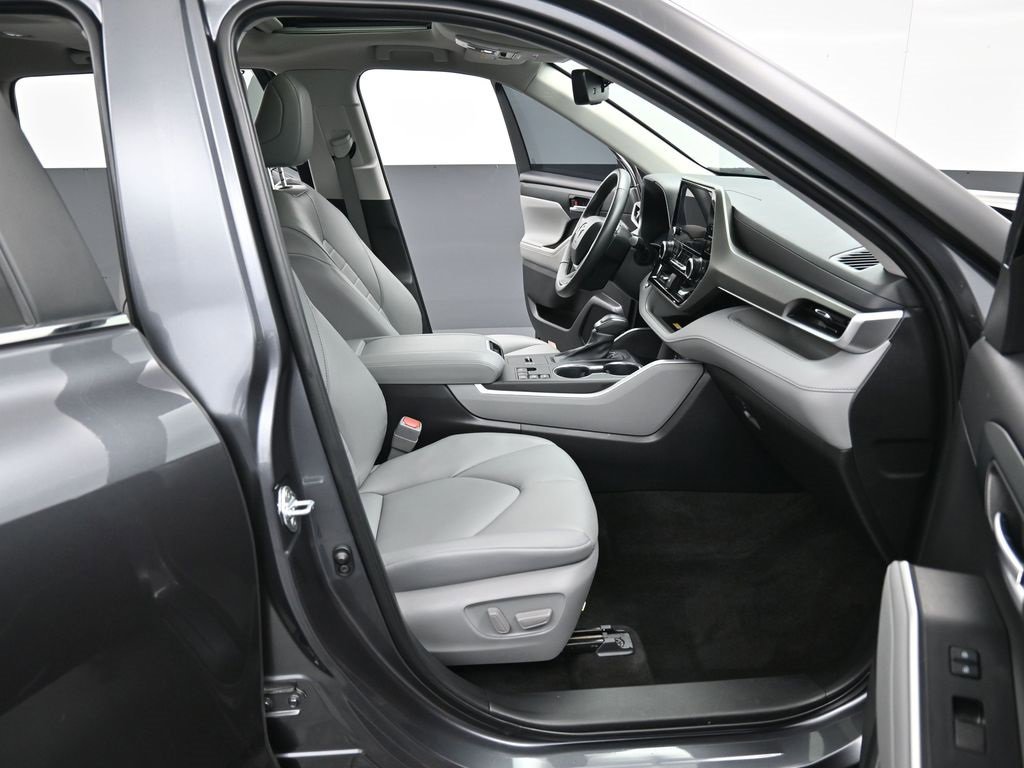 Used 2023 Toyota Highlander XLE image 36
