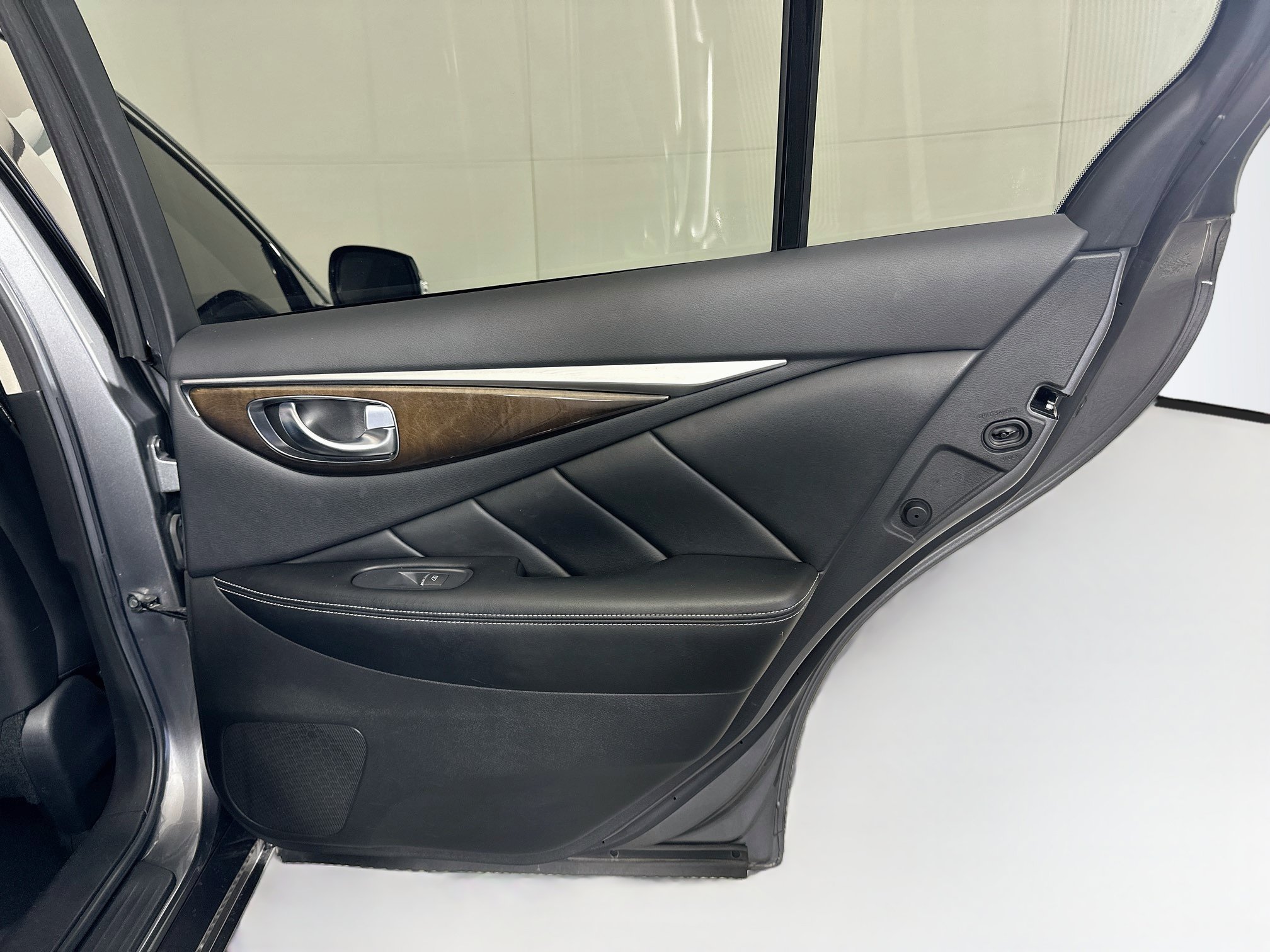 Used 2018 INFINITI Q50 Luxe w/ Essential Package (3.0T Luxe) RWD image 31