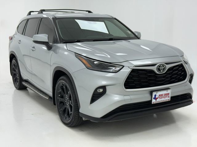 Used 2022 Toyota Highlander LE FWD image 2