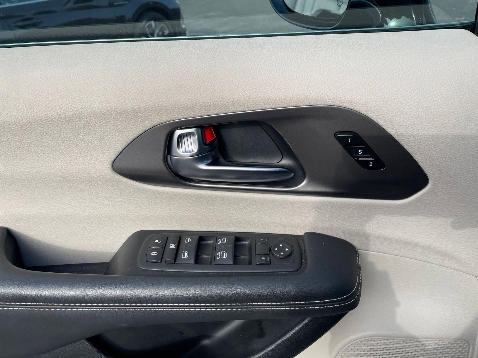 Used 2024 Chrysler Pacifica Touring-L image 18