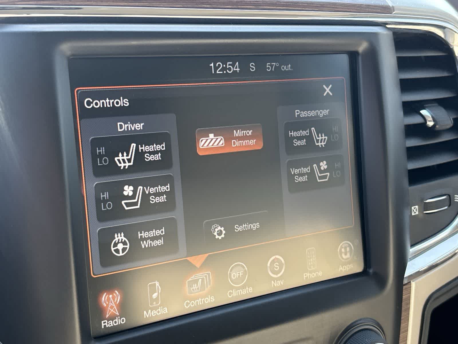 Used 2014 RAM 3500 Laramie w/ Convenience Group AWD/4WD image 24