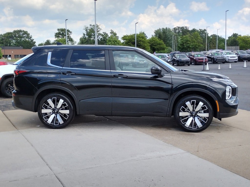 New 2025 Mitsubishi Outlander SE image 15
