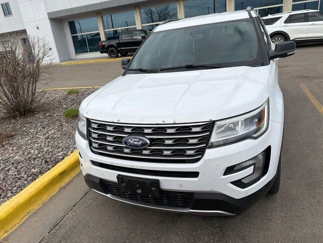 Used 2017 Ford Explorer XLT w/ Equipment Group 202A AWD/4WD image 4