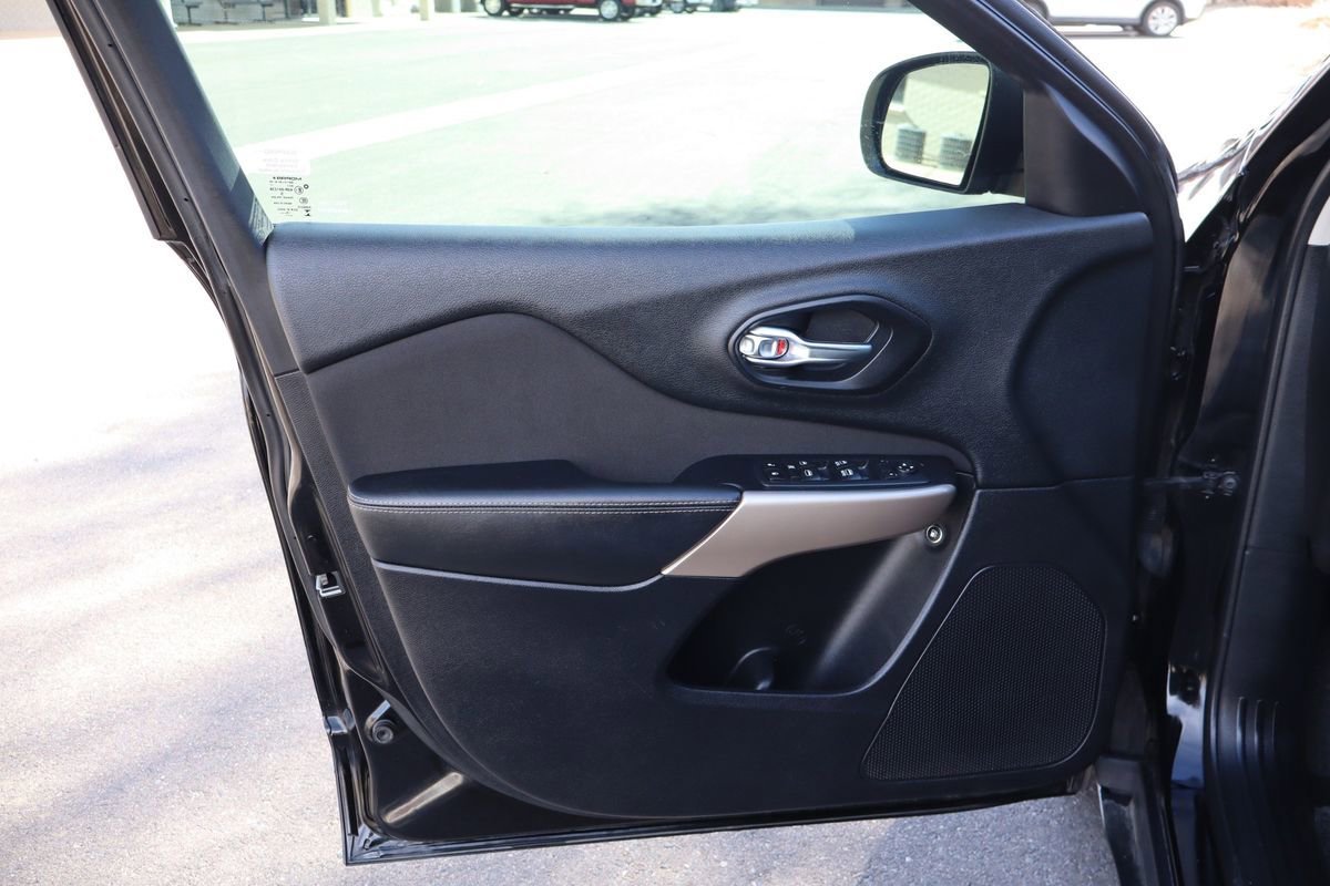 Used 2017 Jeep Cherokee Latitude FWD image 23