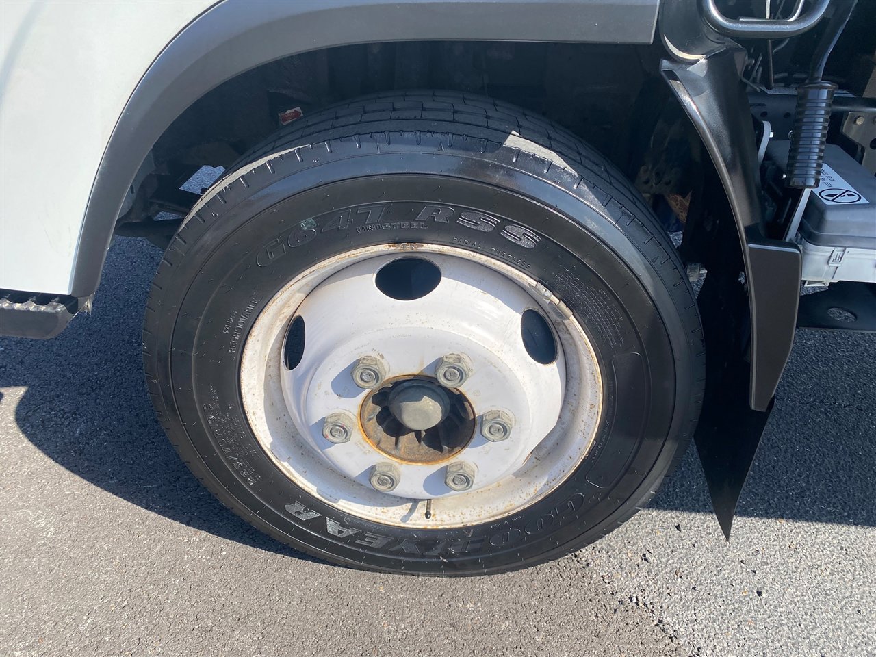 Used 2020 Isuzu NPR image 9