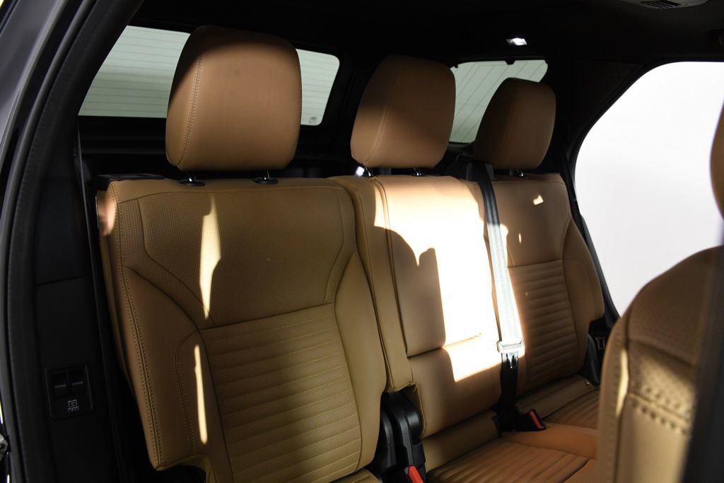 Used 2024 Land Rover Discovery Metropolitan Edition image 23