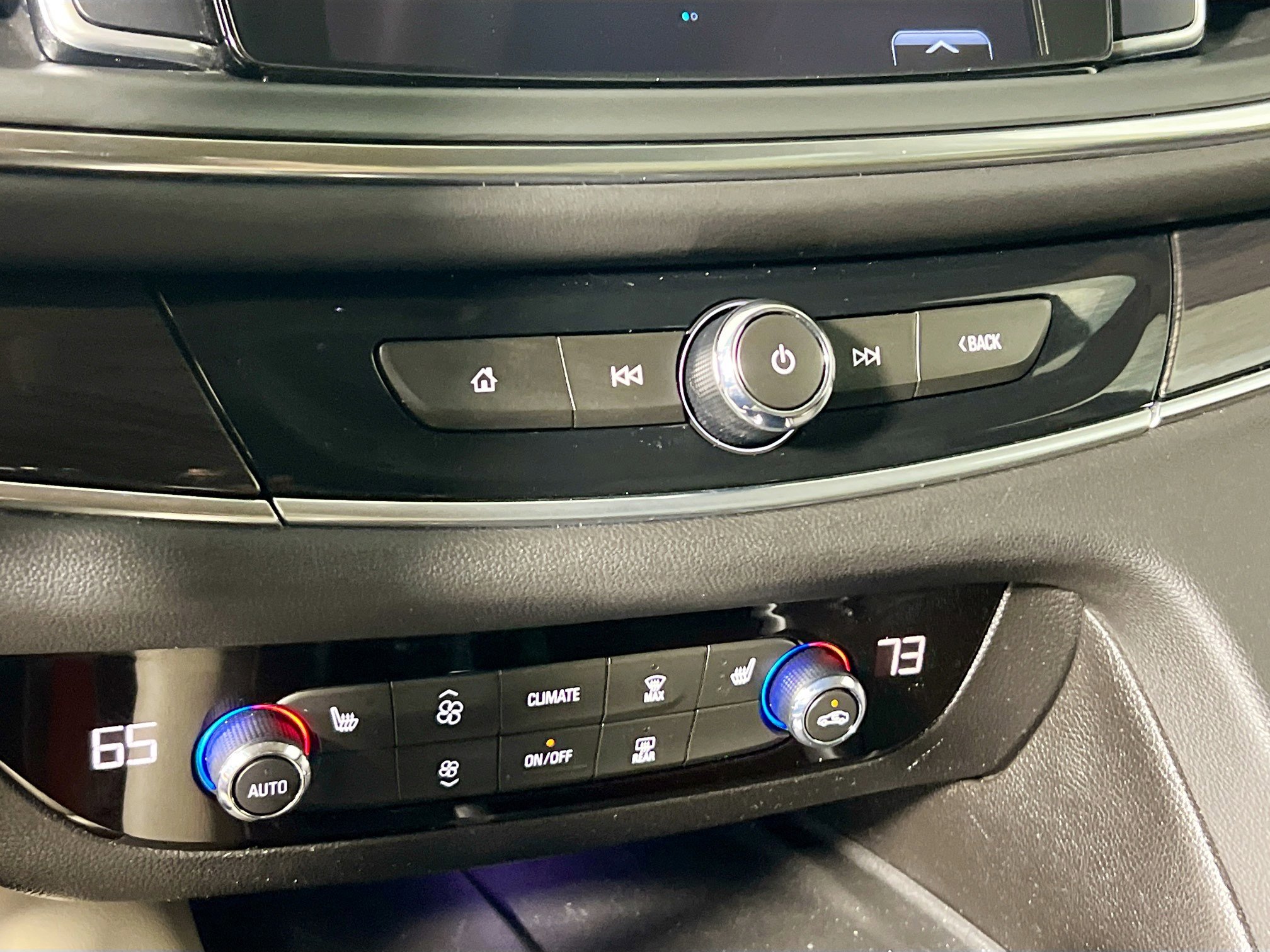 Used 2018 Buick Enclave Essence w/ Trailering Package FWD image 27