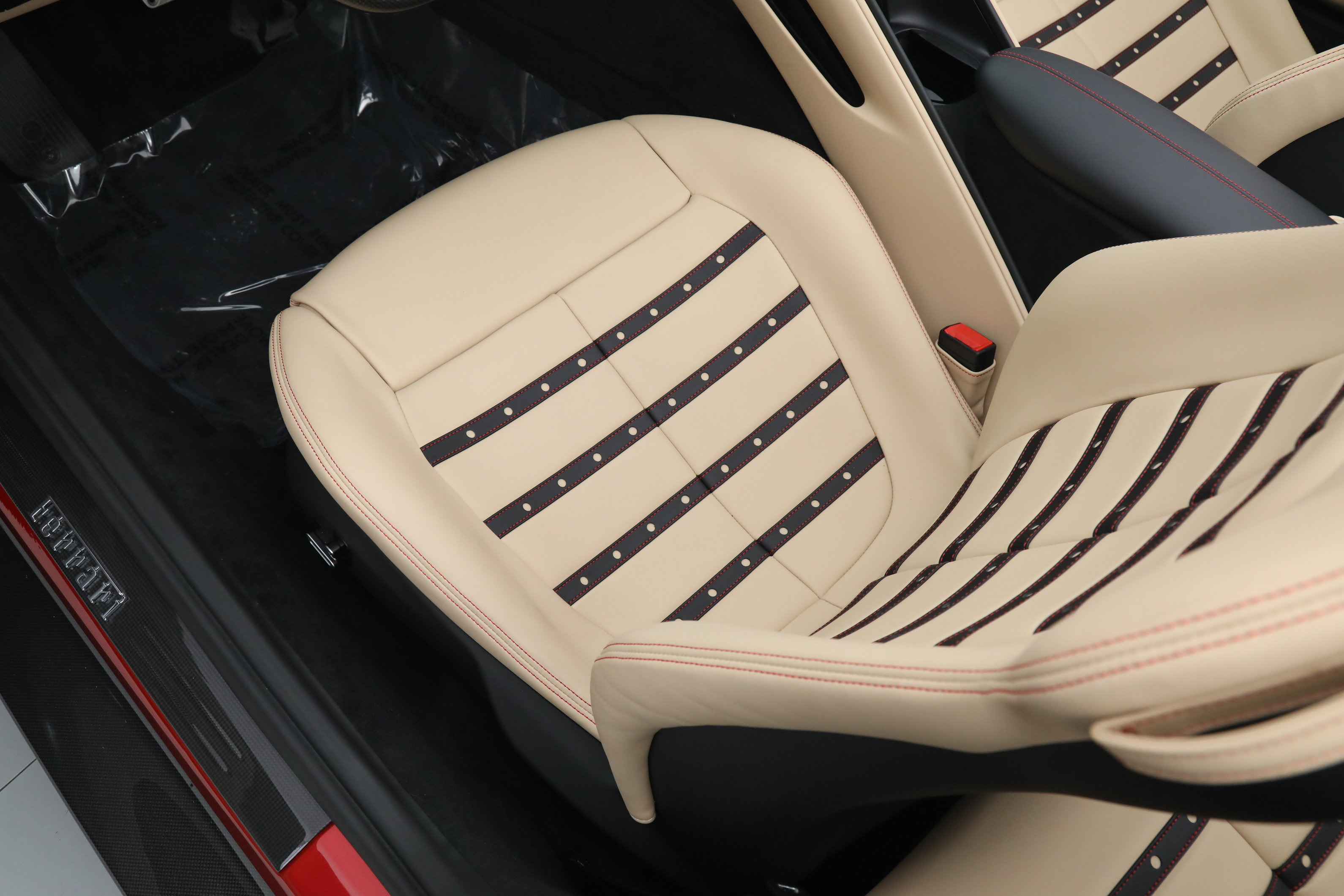 Certified 2025 Ferrari Roma Spider RWD image 31