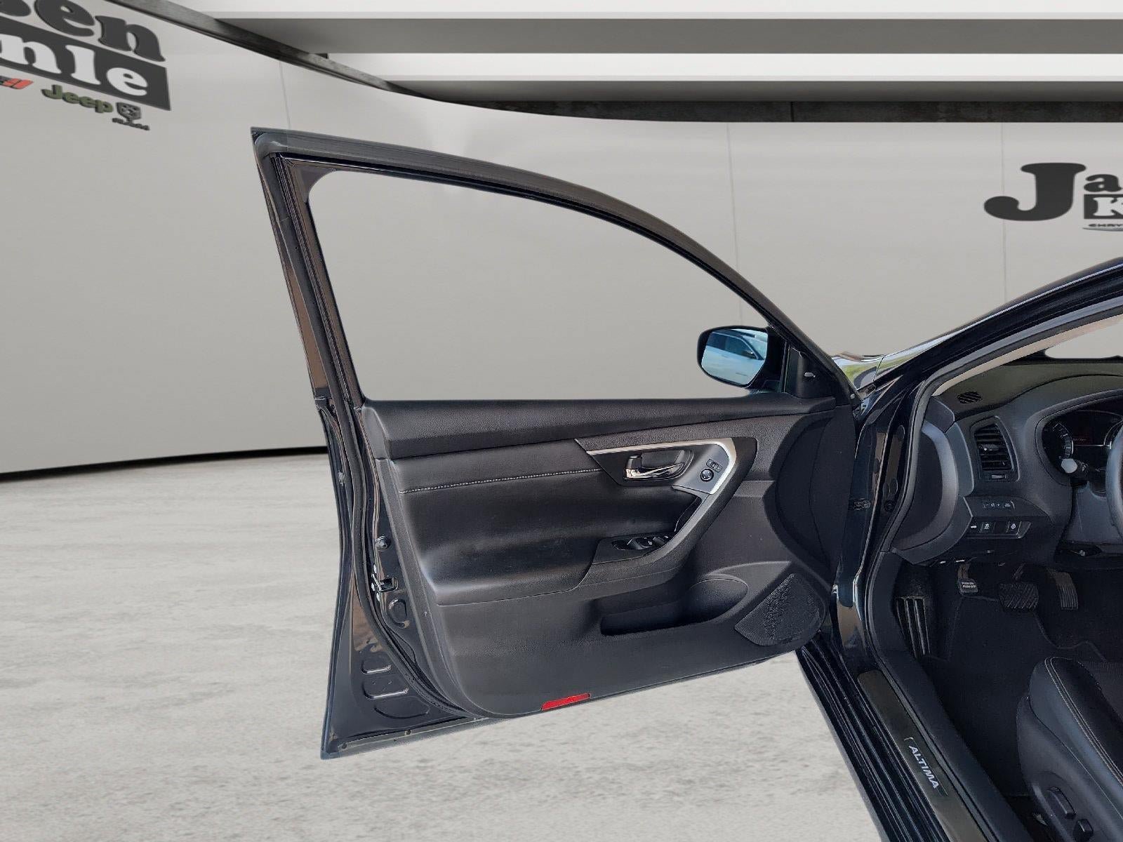 Used 2016 Nissan Altima 3.5 SL FWD image 9