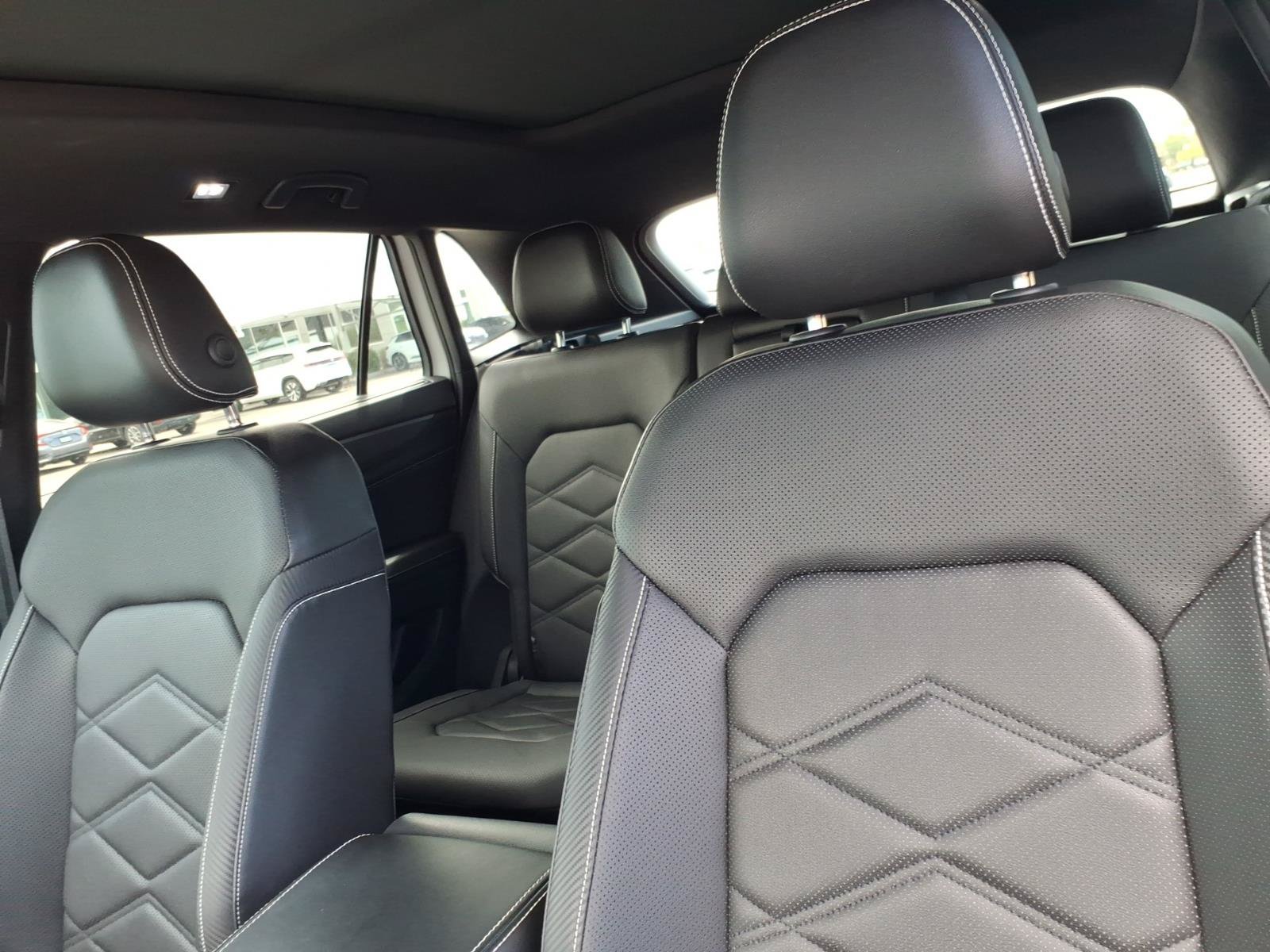 Certified 2024 Volkswagen Atlas Cross Sport SE w/ Panoramic Sunroof Package FWD image 19