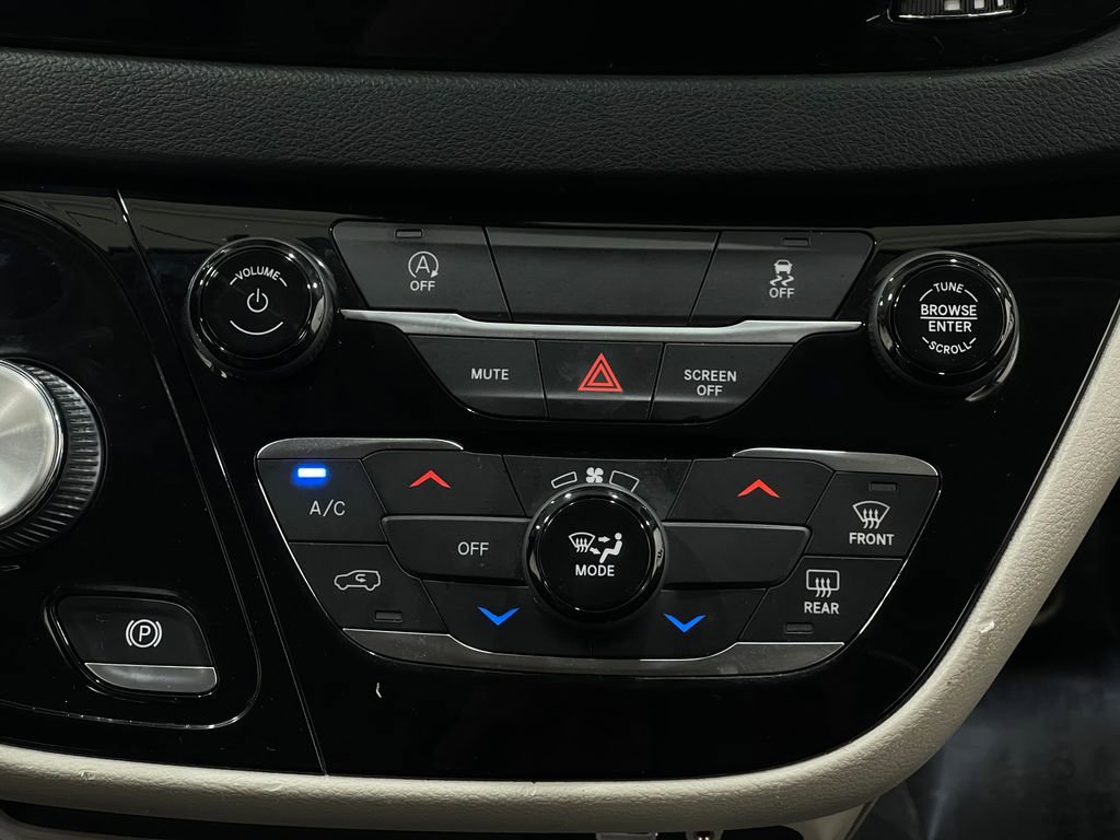 Used 2020 Chrysler Voyager Lxi image 23