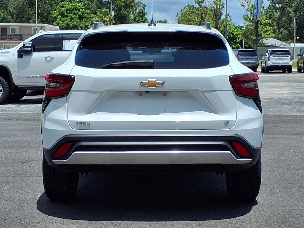 Certified 2024 Chevrolet Trax LT w/ Driver Confidence Package image 5
