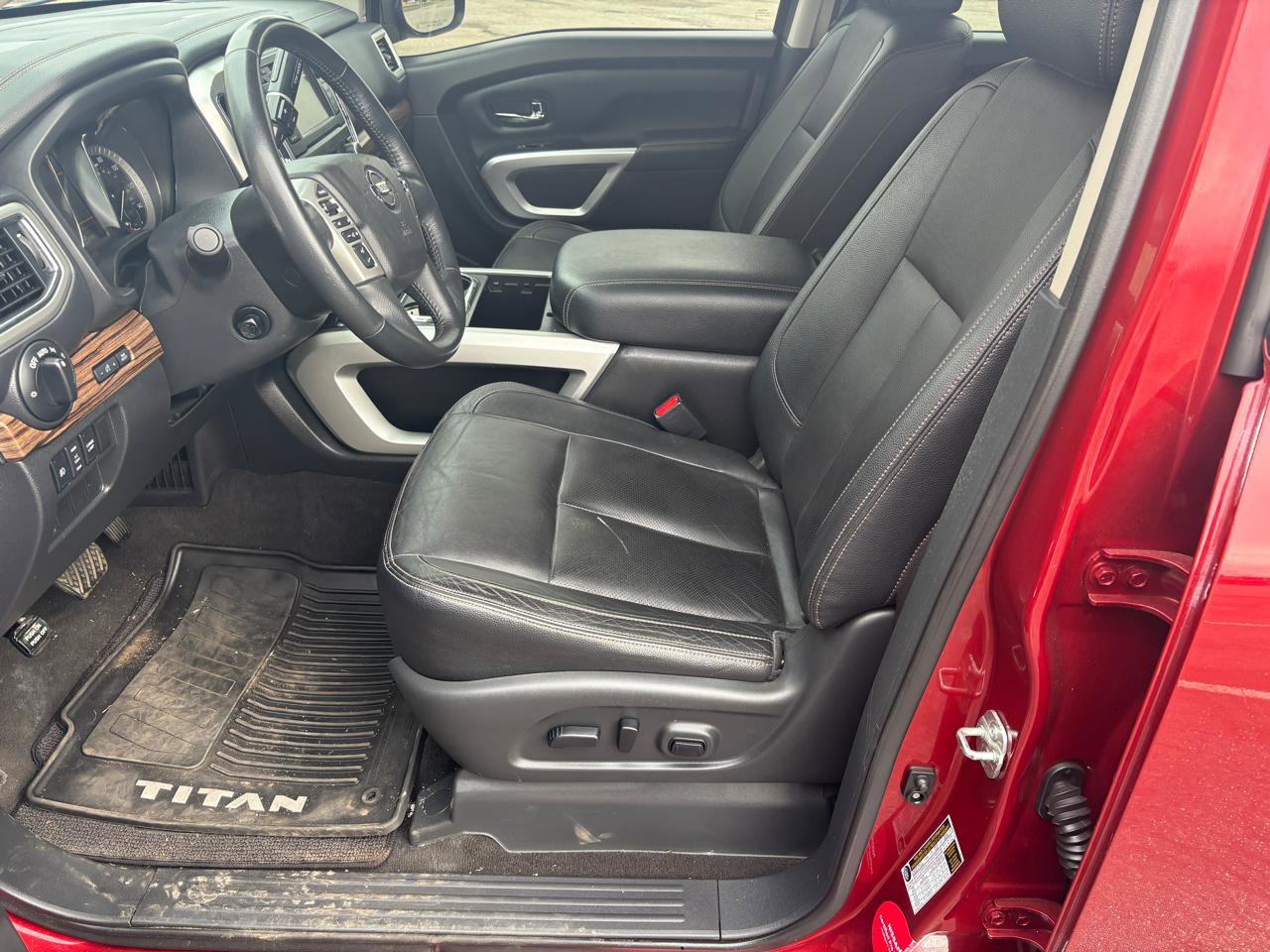 Used 2019 Nissan Titan SL image 3