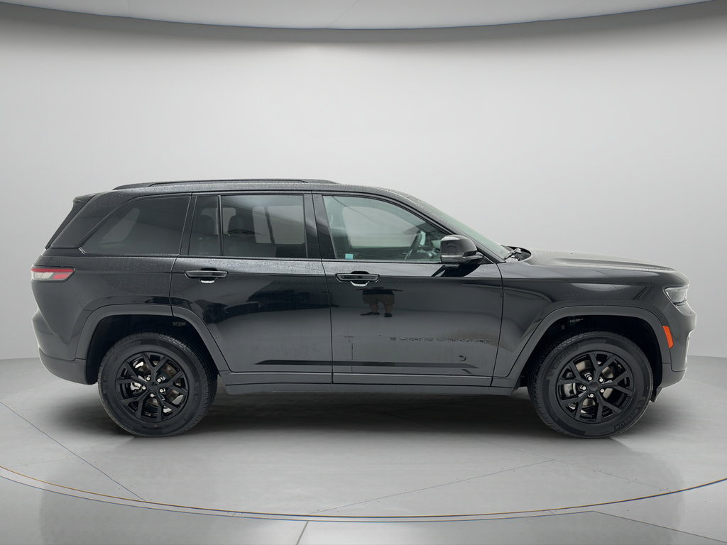 Used 2025 Jeep Grand Cherokee Altitude AWD/4WD image 2