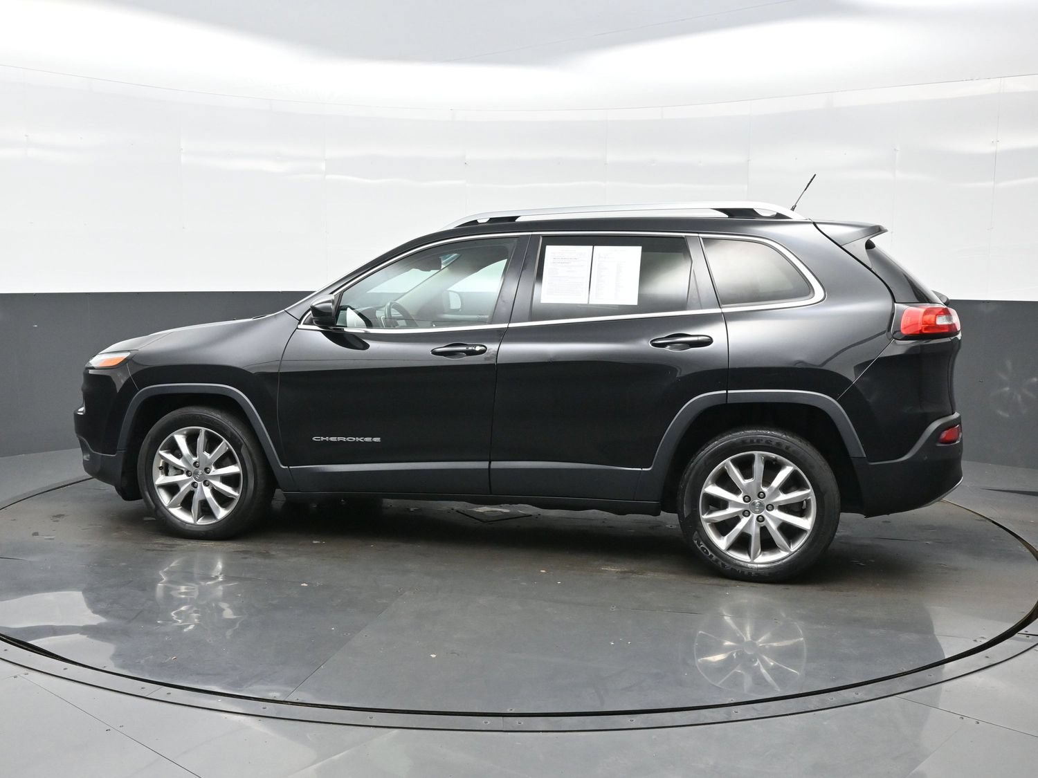 Used 2014 Jeep Cherokee Limited w/ Technology Group FWD image 4