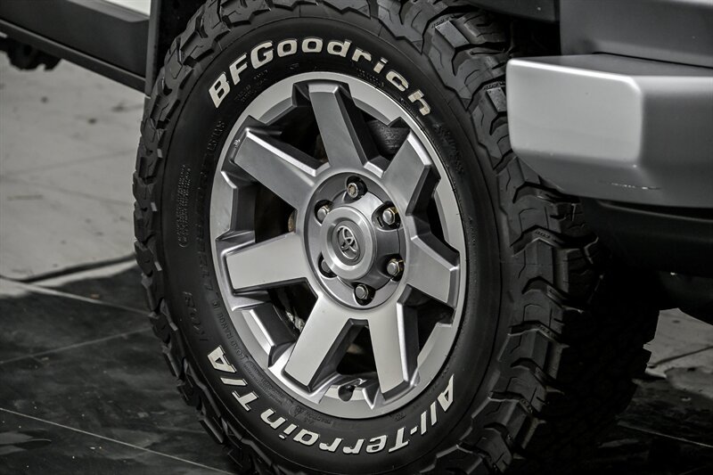 Used 2014 Toyota FJ Cruiser 4WD w/ Upgrade Package image 3