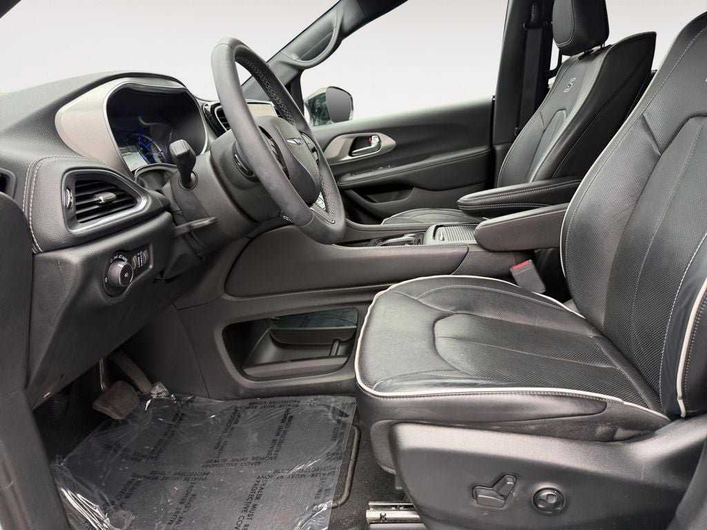 Used 2023 Chrysler Pacifica Limited w/ Uconnect Theater Family Group FWD image 6