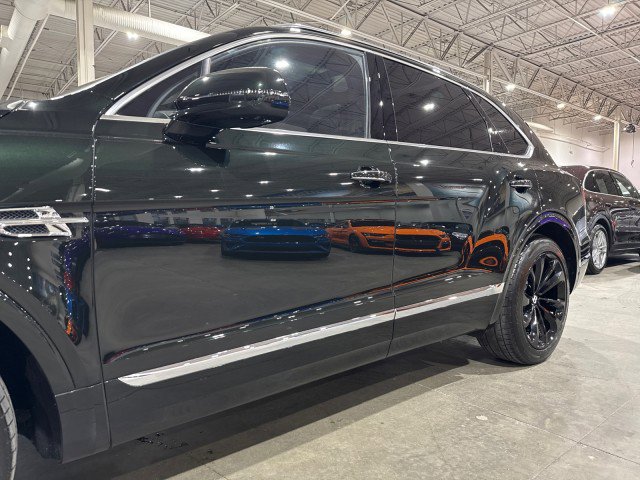 Used 2017 Bentley Bentayga image 26