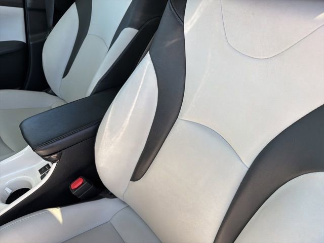 Used 2016 Toyota Prius Three Touring w/ Preferred Accessory Package image 17