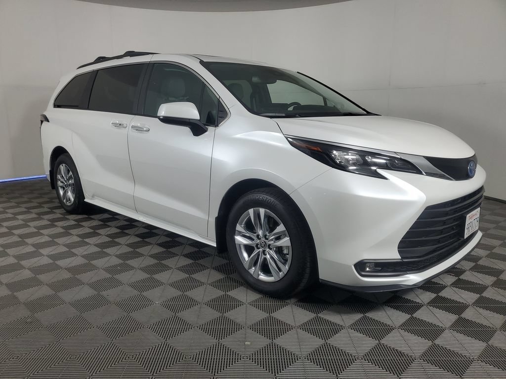 Used 2025 Toyota Sienna XLE w/ XLE Plus Package FWD image 2