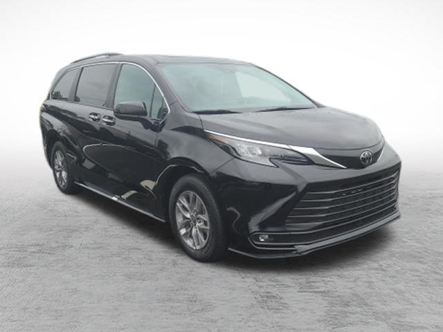 Certified 2026 Toyota Sienna XLE FWD image 3
