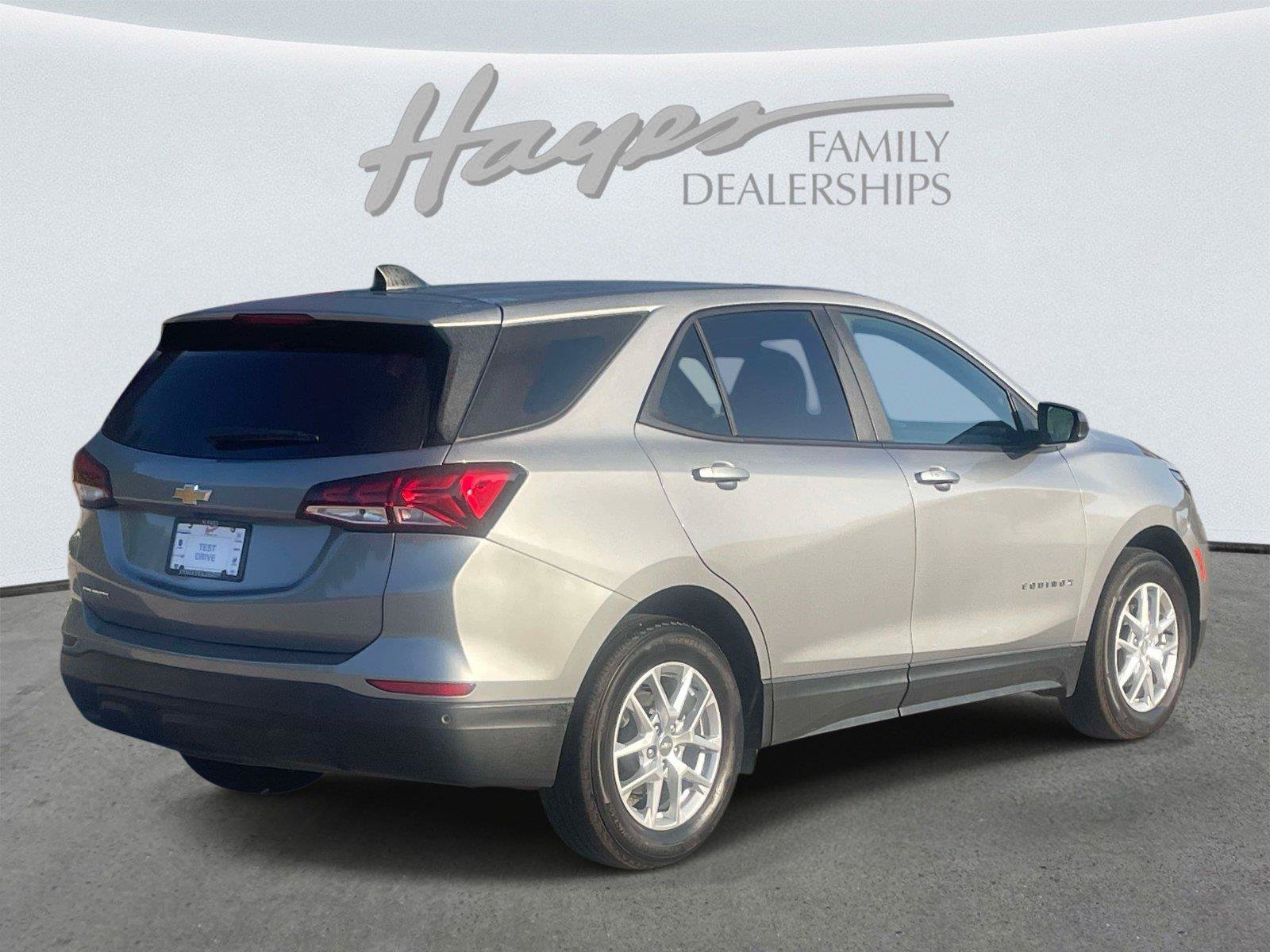 Used 2024 Chevrolet Equinox LS w/ LS Convenience Package FWD image 3