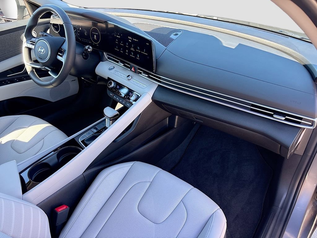 Used 2025 Hyundai Elantra Limited image 31