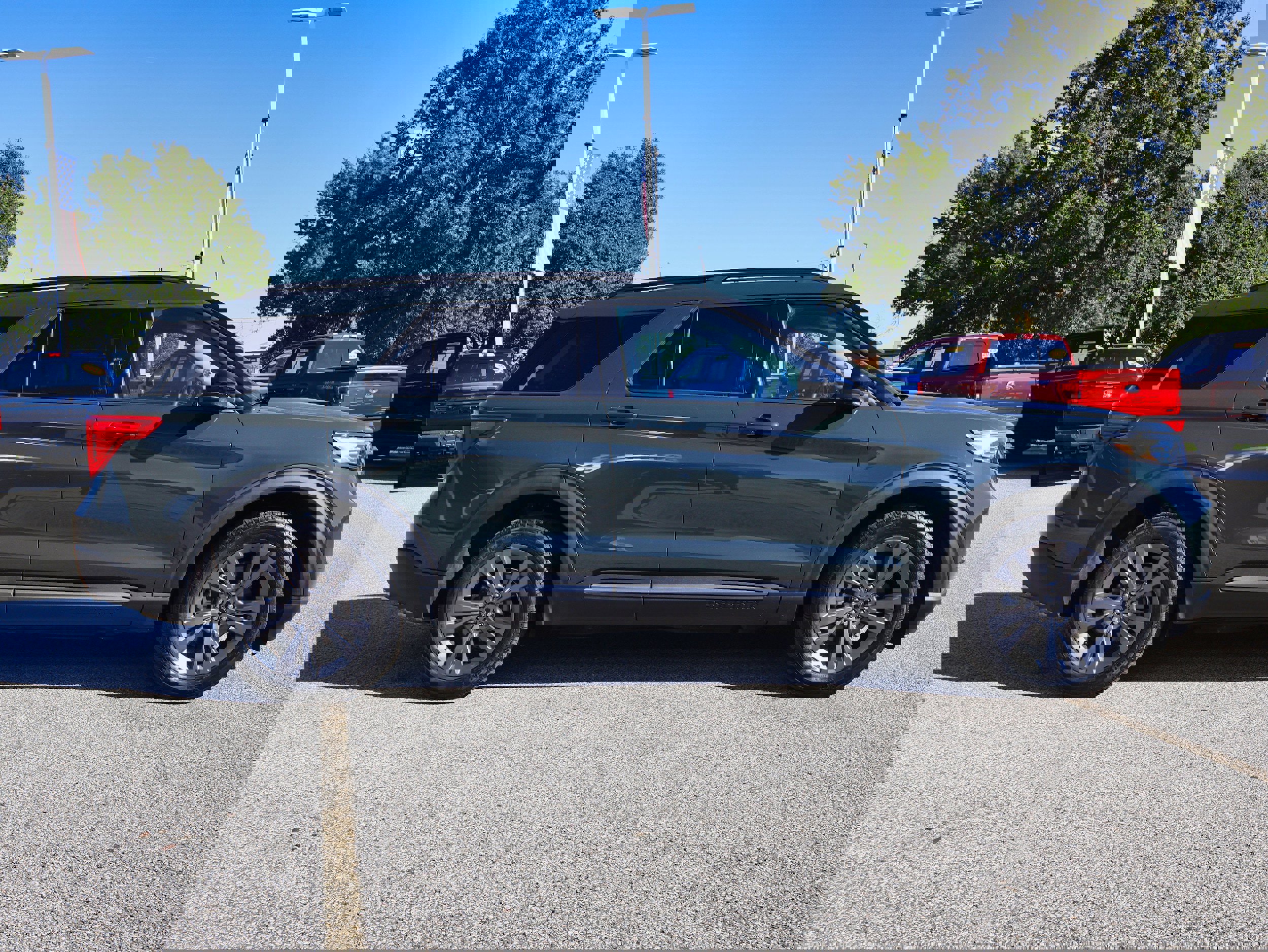 Used 2023 Ford Explorer XLT w/ Equipment Group 202A image 6