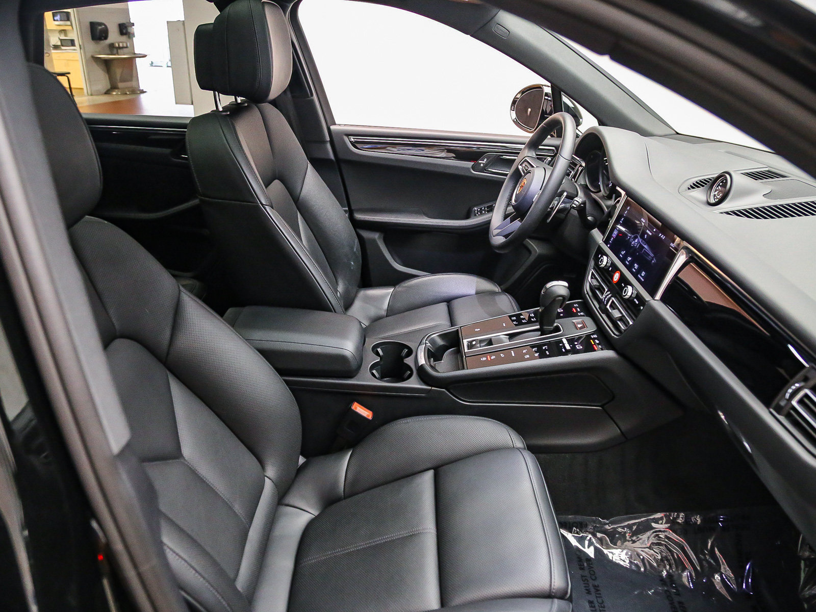 Certified 2026 Porsche Macan AWD/4WD image 16
