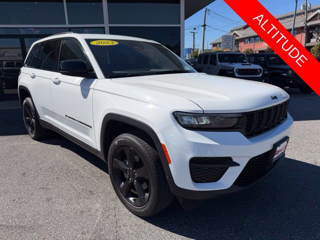 Used 2023 Jeep Grand Cherokee Altitude AWD/4WD image 4