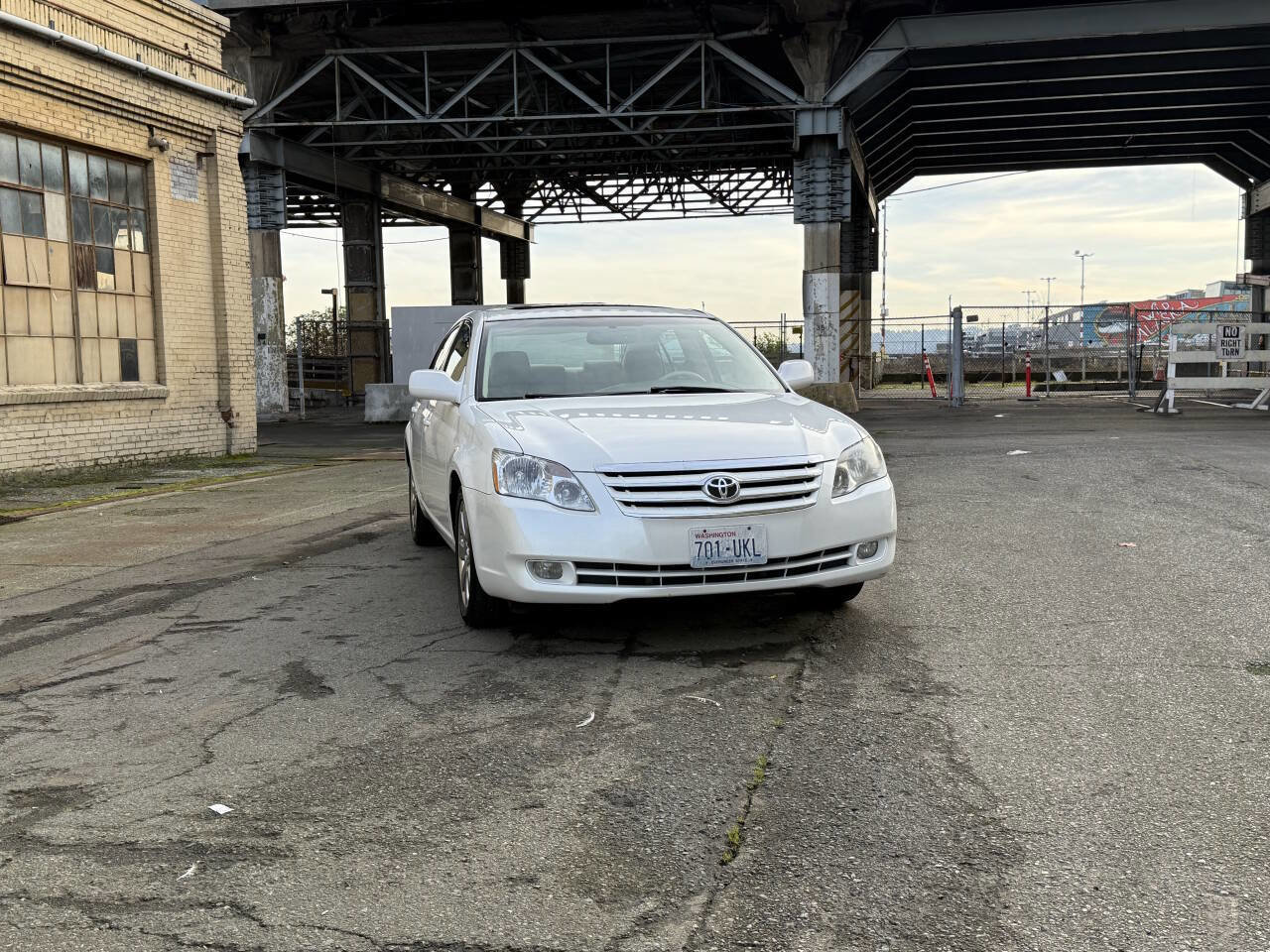 Used 2005 Toyota Avalon XLS image 16