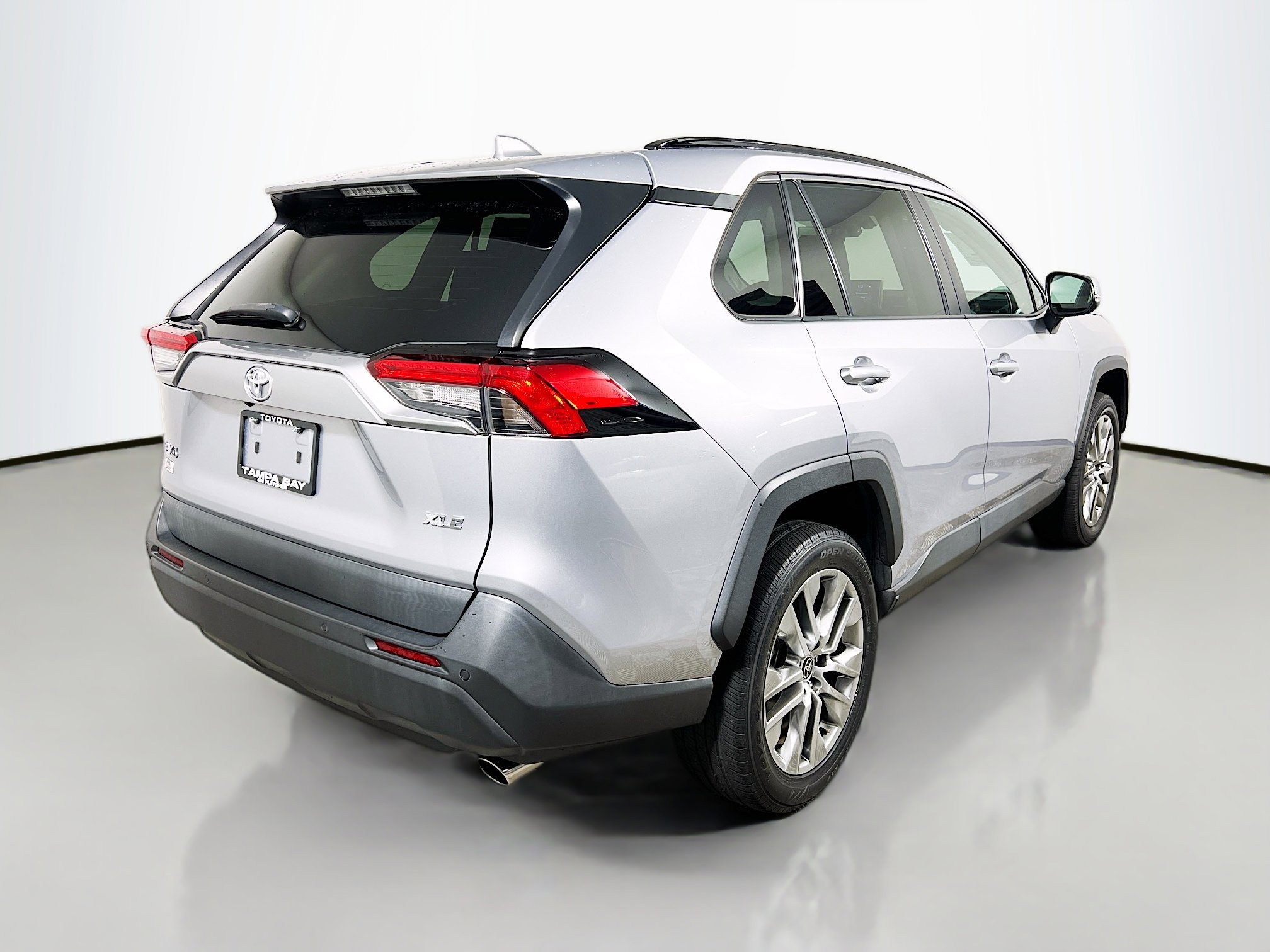 Used 2022 Toyota RAV4 XLE Premium image 4