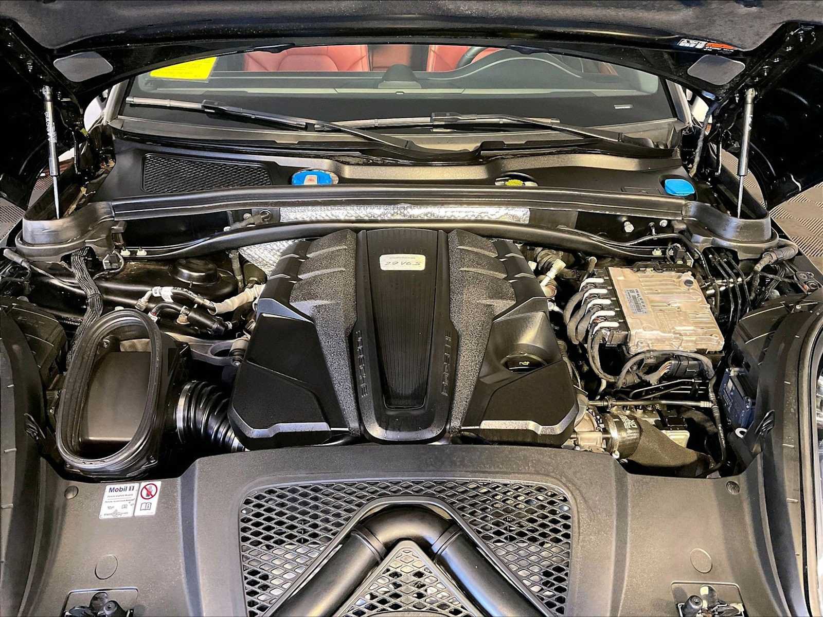 Certified 2024 Porsche Macan S AWD/4WD image 32