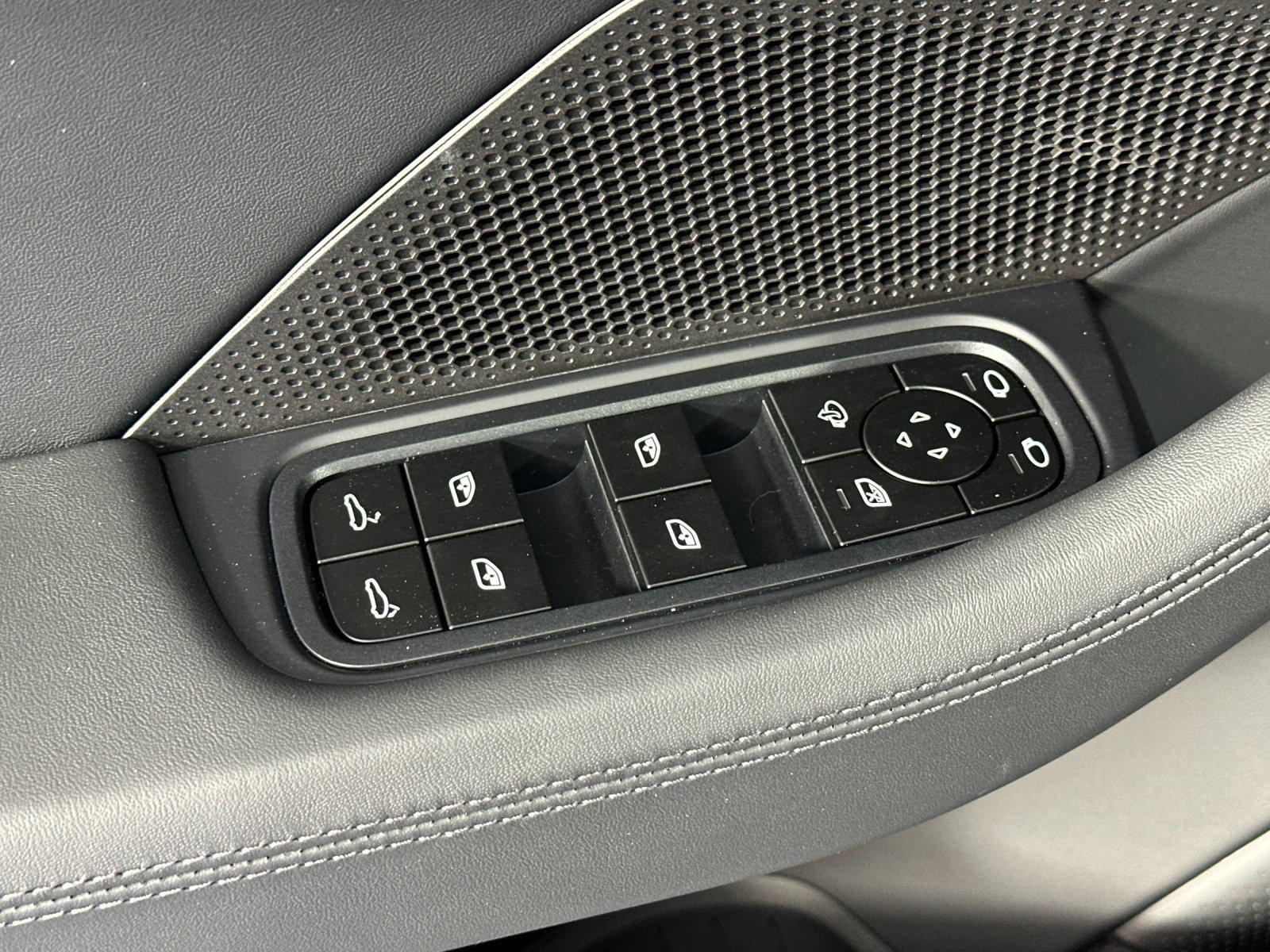 Used 2025 Porsche Panamera image 13