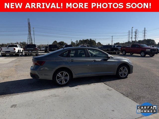 Used 2024 Volkswagen Jetta SE image 3