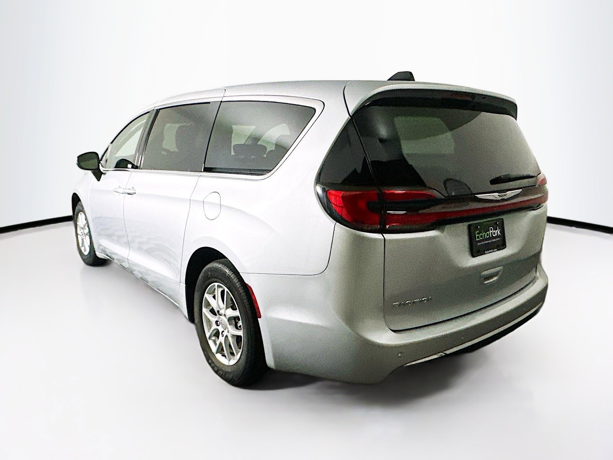 Used 2023 Chrysler Pacifica Touring-L image 5