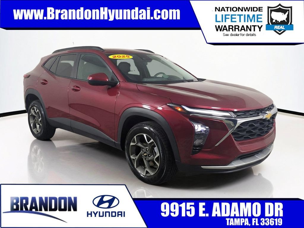 Used 2025 Chevrolet Trax LT FWD image 1
