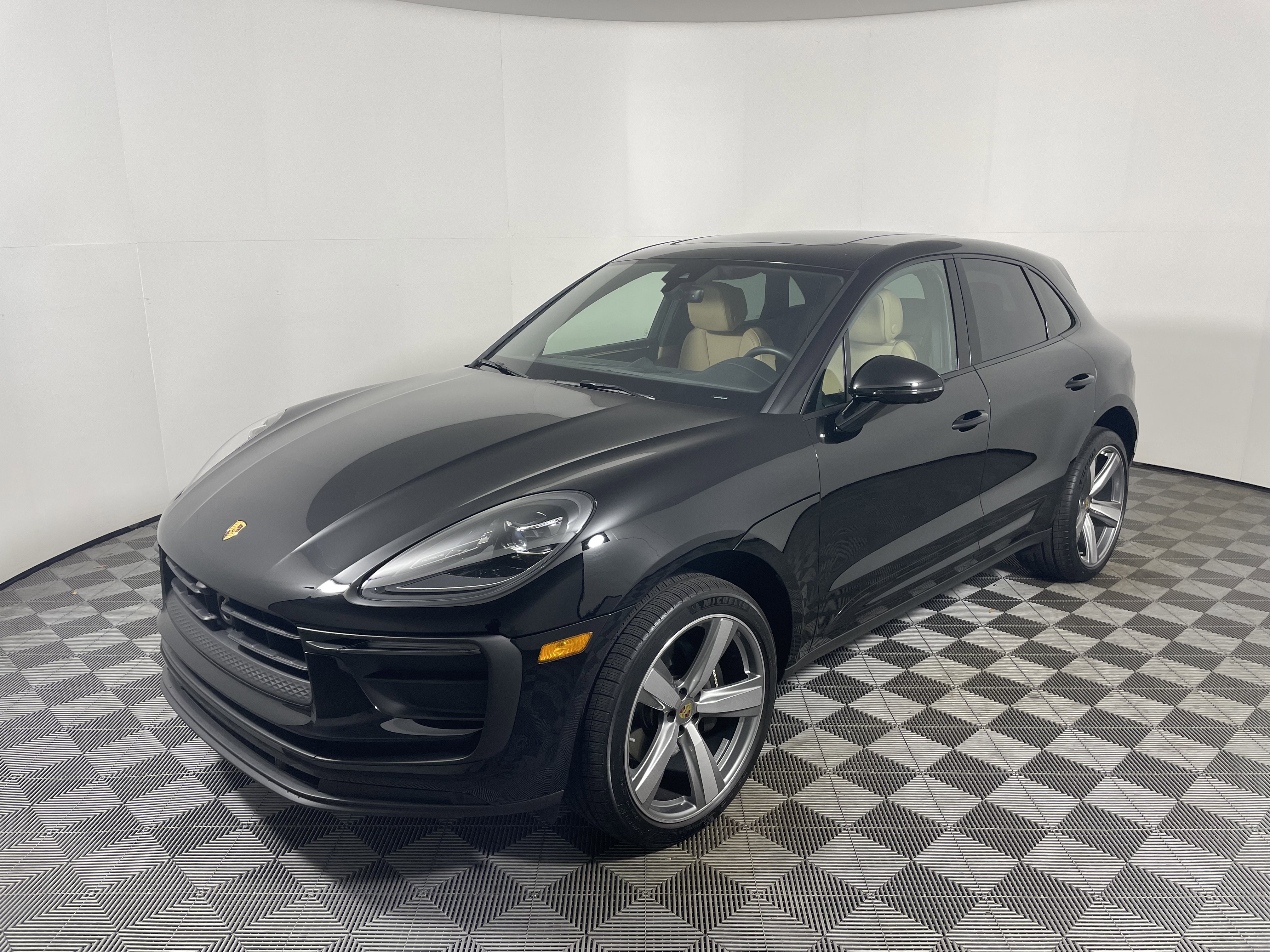 Used 2025 Porsche Macan image 11