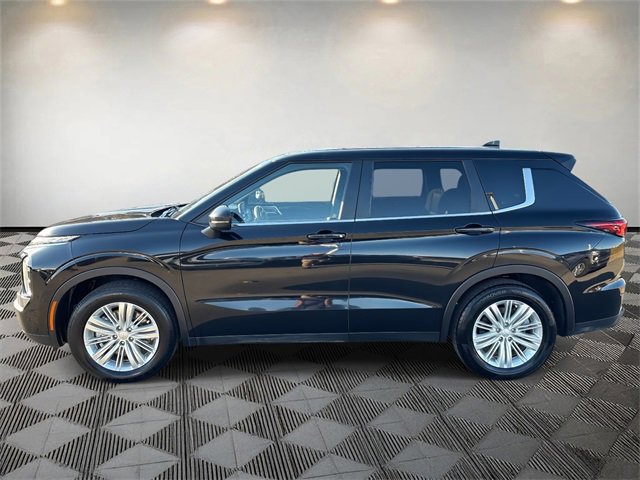 Used 2024 Mitsubishi Outlander ES image 2