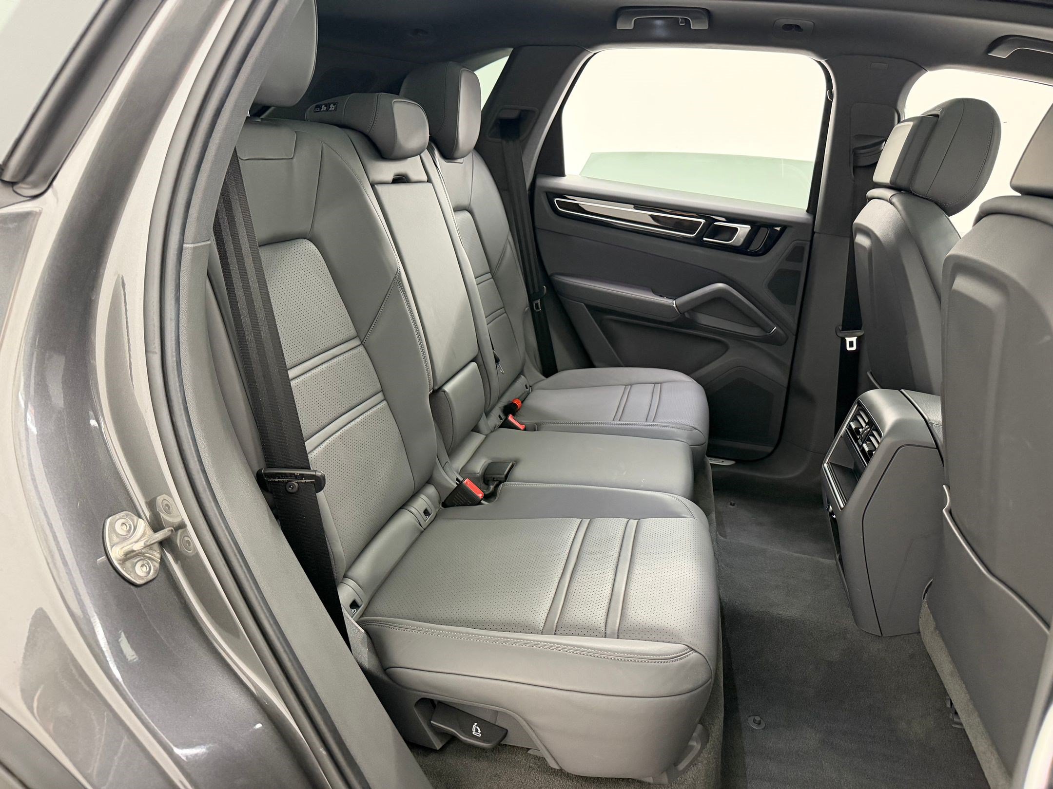 Certified 2023 Porsche Cayenne AWD/4WD image 31