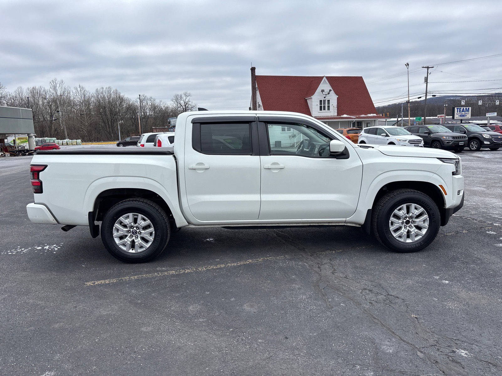 Used 2022 Nissan Frontier SV image 8