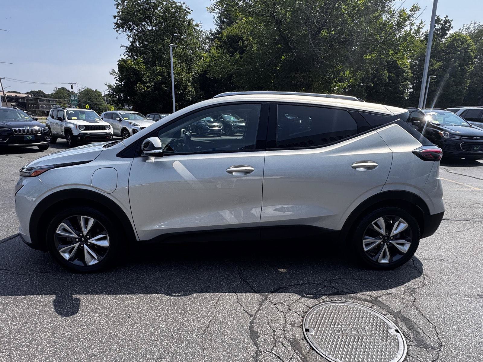 Used 2022 Chevrolet Bolt EUV LT w/ Convenience Package FWD image 4