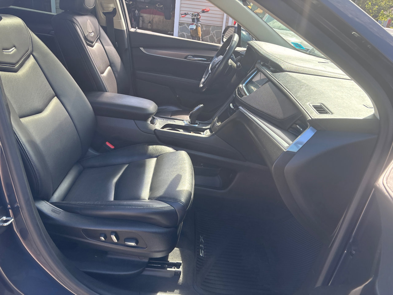 Used 2018 Cadillac XT5 Luxury w/ Driver Awareness Package image 15