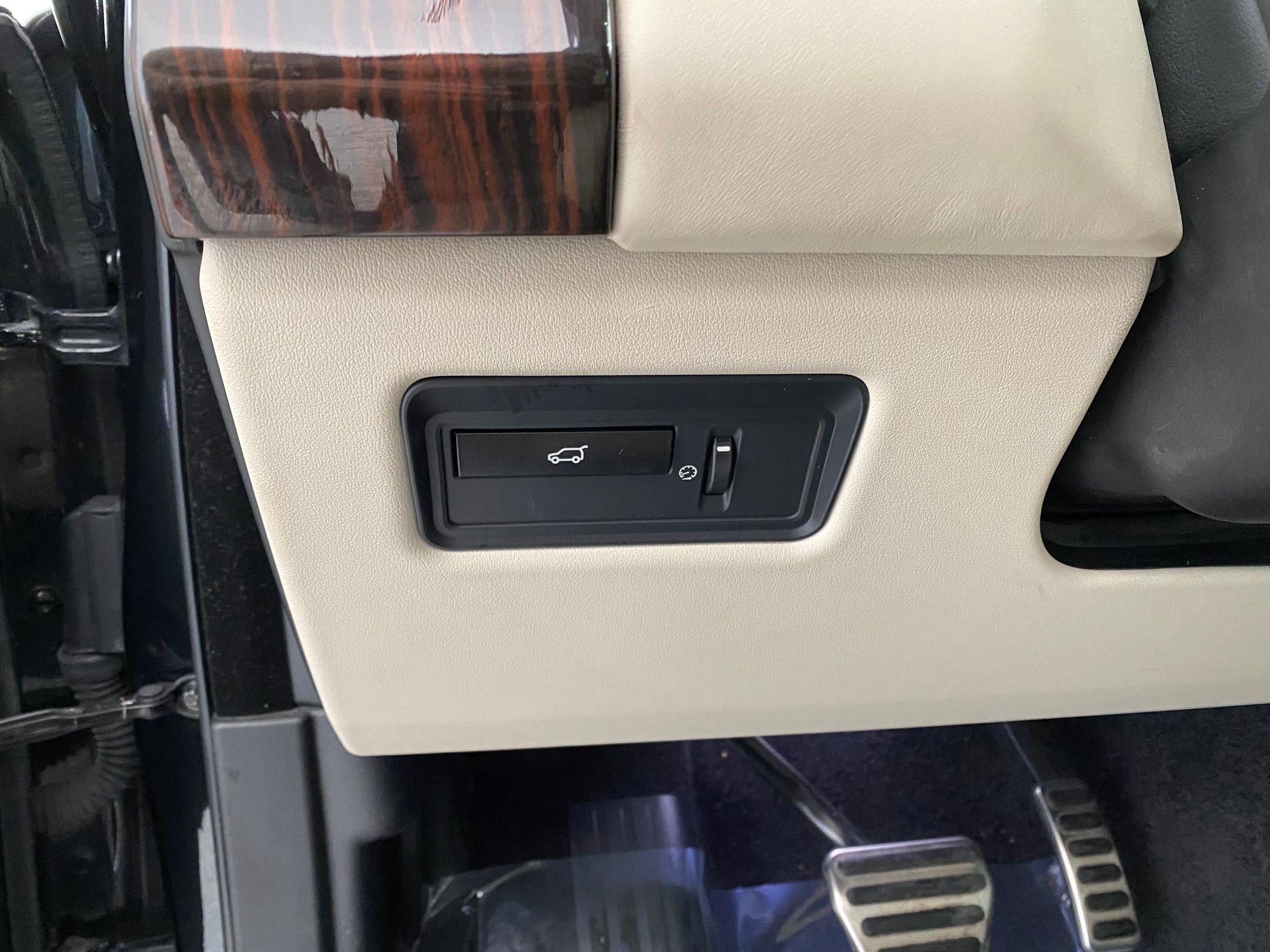 Used 2014 Land Rover Range Rover Supercharged image 19