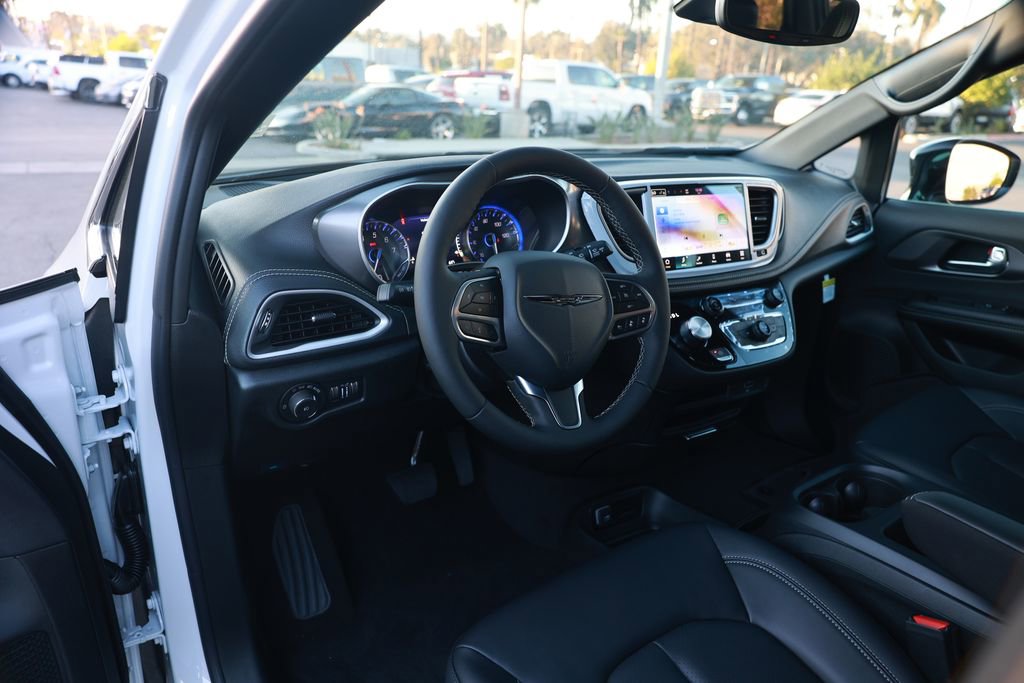 New 2026 Chrysler Pacifica Select image 10