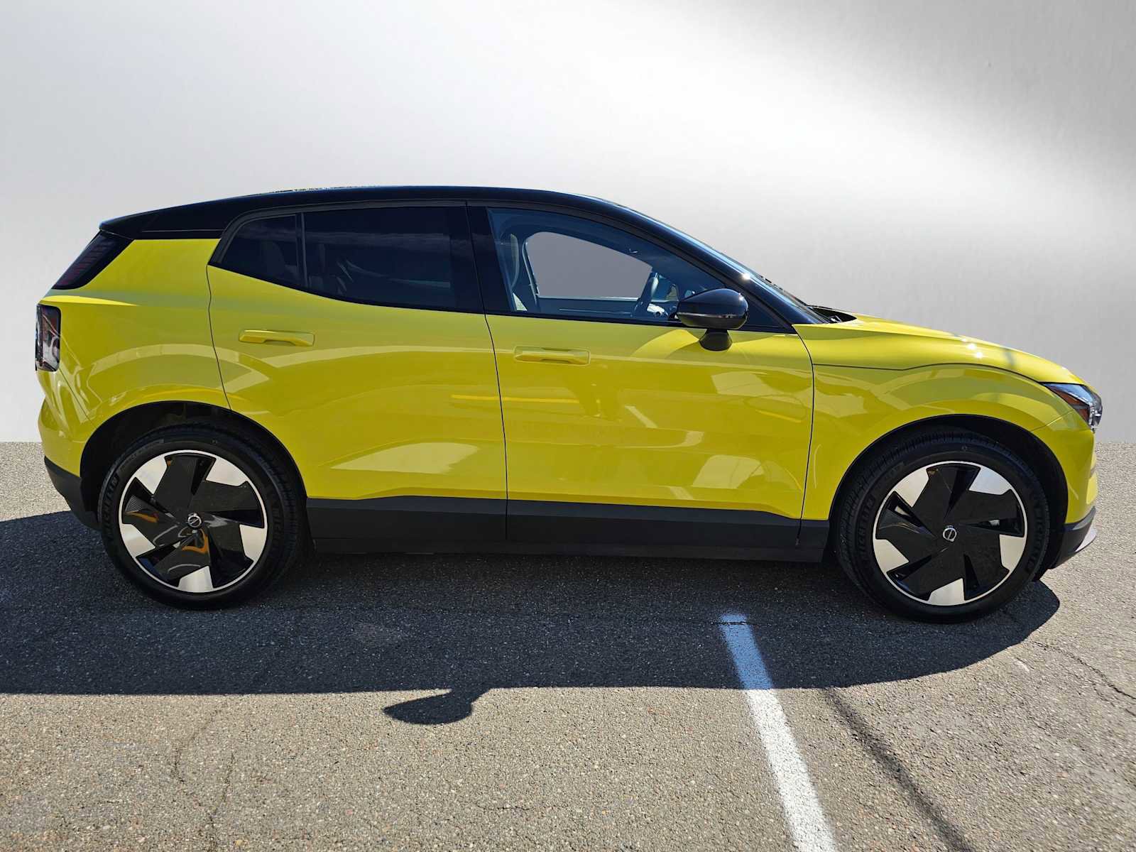 Used 2025 Volvo EX30 Plus w/ Protection Package Premier image 2