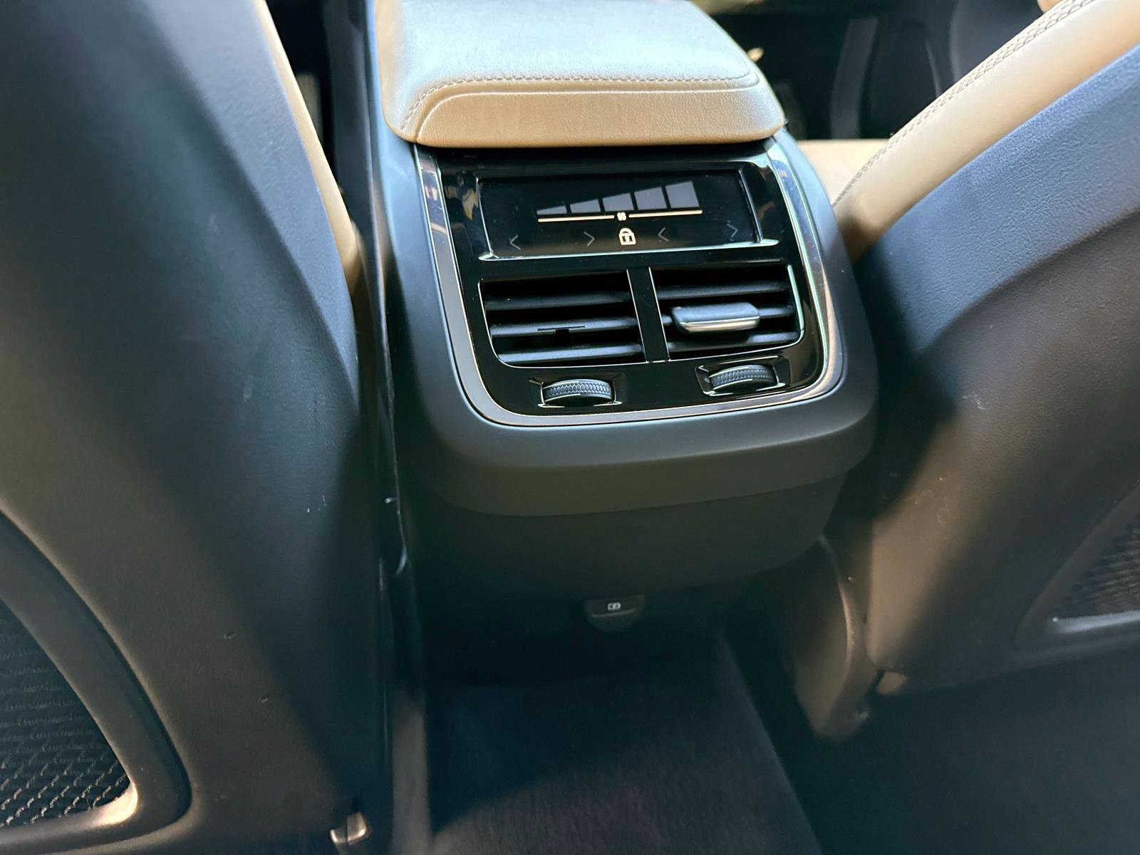 Used 2022 Volvo XC60 B5 Inscription w/ Advanced Package image 19