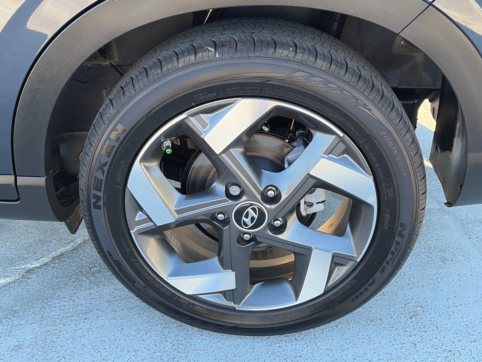 Used 2025 Hyundai Venue Limited FWD image 21