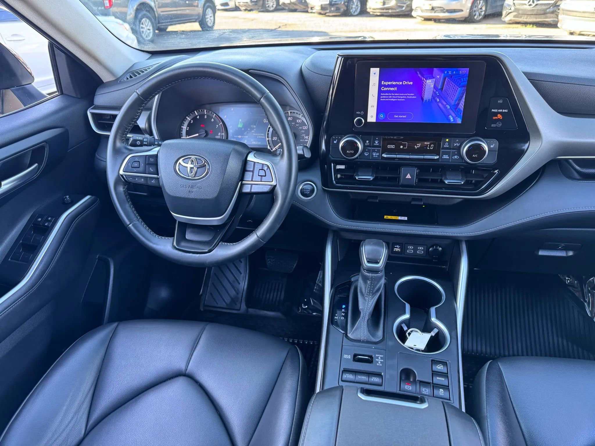 Used 2024 Toyota Highlander XLE image 31