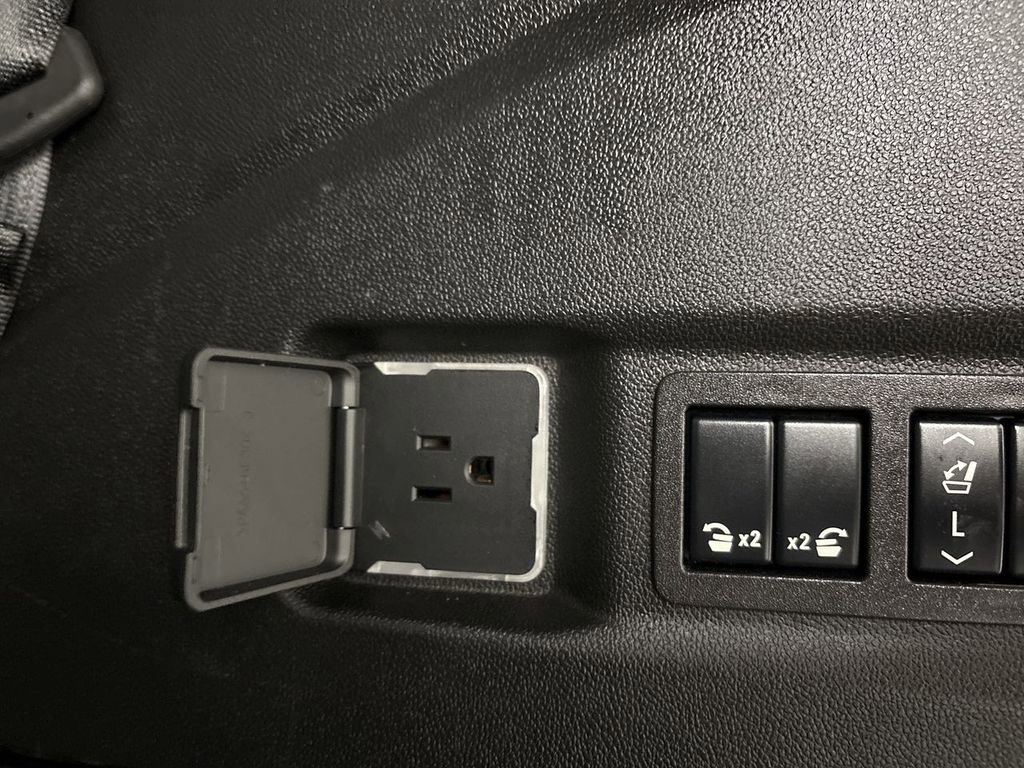 Used 2024 GMC Yukon SLT w/ SLT Luxury Package image 73